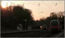 Der erste sonnige Tag mit etwas W�rme neigt sich dem Ende entgegen. Abendliche 
Sonntagsstimmung am Bahnhof von Eschweiler,07.04.2013.
