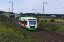 Die Erfurter Bahn im Vogtland - Seit Fahrplanwechsel Juni 2012 ist die Verbindung von DB Regio zwischen Regensburg und Gera gestrichen.
Hof ist nun der Endpunkt.
Die Weiterfahrt nach Gera hat die Erfurter Bahn �bernommen. Die Fahrgastzahlen auf der neuen Relation Gera - Weida - Zeulenroda - Mehltheuer - Hof sind gar nicht mal so schlecht, besonders an Sonntagnachmittagen ist der Triebwagen in Hof schon �berf�llt..

VT 315 der Erfurter Bahn mit dem Zug aus Gera.

Im Hintergrund die A72 mit Abzweig A93 nach Regensburg.
Bahnstrecke 6362 Leipzig (Connewitz) - Hof bei Feilitzsch - 10.08.2012