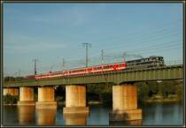 Das Powerbaby 2050.002 mit dem �GEG Sonderzug Sdz 16492 von Marchegg nach Passau bei der �berquerung der Donau im Bereich Wien Lobau in den Abendstunden des 2.9.2006. Ab Wien S�dbahnhof wurde dieser Zug mit der eigenen �GEG Lok 1046.01 weiter nach Passau gef�hrt.
