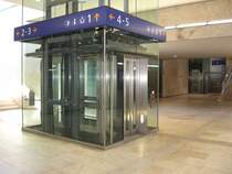 Hier die neue Unterf�hrung des Bahnhofes Feldkirch nach dem Gro�umbau des Bahnhofes. Zu sehen ist hier der Aufzug zu Gleis 1 und 2.