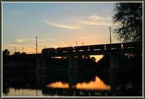 Kurz bevor die Sonne ganz verschwand gelang mir am 2.9.2006 n�chst der Haltestelle Wien-Lobau noch diese Aufnahme eines Kohlenzuges bespannt mit 1142 und 1116.