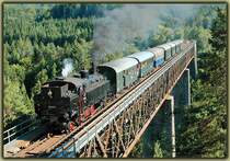 93.1332 der Nostalgiebahnen in K�rnten (NbiK) mit ihrem Sonderzug R 16467 kurz vor Rosenbach auf dem Rosenbacher Viadukt am 31.8.2006. In Rosenbach musste der Zug f�r die Weiterfahrt nach Faak am See gest�rzt werden.