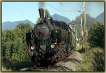 Karawankendampf war das Motto am 20.7., 3., 17. und 31.8.2006. In Zusammenarbeit mit den �BB Nostalgie veranstalteten die Nostalgiebahnen in K�rnten (NbiK) an diesen Tagen Damfsonderfahrten zwischen Weizelsdorf - Faak am See und Ferlach. Nachdem f�r die erste Fahrt die im Eigentum der NbiK stehende 93.1332 durch die Hauptuntersuchung noch nicht zur Verf�gung stand, wurde die aus Slowenien stammende Lok 25 026 f�r die ersten Fahrten am 20.7.2006 ausgeborgt. Ab 3.8.2006 war dann 93.1332 wieder im Einsatz. Am letzten  Karawankendampftag  konnte ich 93.1332 mit ihrem R 16467 kurz nach Rosenbach auf dem Weg nach Faak am See fotografieren.