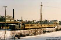 Remscheid Lennep im Winter des Jahrs 1991.
Sowohl die 212 als auch die Silberlinge gibt es hier leider nicht mehr.  
Heute fahren hier nur noch VT 628. 
Das  Geb�ude der ehem. Lokleitung in H�he des Steuerwagens ist ebenfalls verschwunden.

