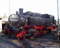 99 782, von VEB Karl-Marx im Jahr 1953 gebaut, wird am 02.05.2006 vor dem Lokschuppen in Putbus zum Anheizen vorbereitet.
Sie �bernahm ab dem 03.05.2006 die Leistung der 53 Mh.
