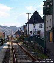 Nebenbahn der Moselstrecke von Bullay nach Traben - Trarbach. Interessant ist die Beschilderung in K�venig, Ostern 2006.