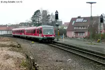 628 564 f�hrt am 5.4.13 in Friedrichshafen Hafen ein. Der Lokf�hrer hat schon das Ziel „Lindau Hbf“ f�r die R�ckfahrt eingestellt.
