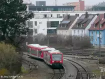 650 323 biegt von Friedrichshafen Stadt in das westliche Gleis zum Hafenbahnhof ab. Im Hintergrund die Gleise der Strecken nach Ulm und Lindau. (6.4.13)