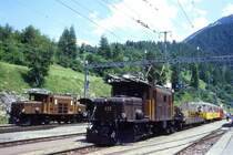 RhB Railraider-Extrazug 3552 von Preda nach Filisur am 04.07.1999 in Filisur mit E-Lok Ge 6/6 I 412 - Skl 8410 - B� 2097 - B� 2091 - B� 2093 - D 4217 neben Zug 3556 mit E-Lok Ge 6/6 I 414. Hinweis: gescanntes Dia
