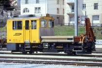 RhB - Tm 2/2 82 am 10.05.1992 in Davos Platz - Bahndiensttraktor mit Kran und kippbarer Ladebr�cke - �bernahme: 18.02.1985 - RACO1901/Cummins - 336KW - Gewicht 22,00t - Ladegewicht 4,00t - L�P 8,79m - zul�ssige Geschwindigkeit 13/26/50/60geschleppt km/h - �1=25.03.1991 - Logo nur RhB in schwarz - Heimatstation: Davos Platz - Lebenslauf: 12/1997a nach Unfall Davos Wolfgang - 05/1998 Abbruch. Hinweis: gescanntes Dia
