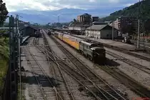 Mit einem Postzug durchf�hrt eine Lokomotive der Reihe 277 den Bahnhof Ponferrada (April 1984)