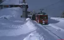 Nur am Bahnhofsschild ist erkennbar, dass diese Aufnahme nicht in den tiefverschneiten Alpen, sondern im Februar 1996 in Cotos, dem Endbahnhof der Madrider Vorortelinie 9, entstanden ist. Diese einzige Meterspurlinie der RENFE beginnt im Bahnhof Cercedilla, Endpunkt der breitspurigen Vorortelinie C 8. Die zwischen 1976 und 1981 von MTM und BBC gebauten Triebwagen sind von den Be 4/4 26 und 27 der Lausanne-Echallens-Bercher-Bahn abgeleitet. 