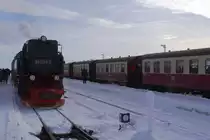 Das Tagesziel ist erreicht! Soeben ist 99 7245 am 26.01.2013 mit dem  Quedlinburger Brockenexpress  im Brockenbahnhof auf Gleis 3 eingetroffen. Rechts auf Gleis 1 steht Planzug P 8930, welcher in wenigen Minuten, unter Traktion von 99 7237, zur�ck nach Wernigerode fahren wird.