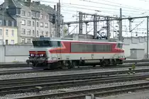 Die SNCF Elektrolok 15014 rangiert und setzt sich im Hauptbahnhof Luxembourg
am 31.10.2004 vor einen Eurocity in Richtung Frankreich.