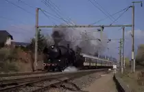 Mit Volldampf f�hrt hier am 31.10.2004 die CFL 5519 mit einem Sonderzug 
aus Trier kommend in Oetrange durch zum Hauptbahnhof Luxembourg.