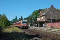628 689 + 628 316 mit RB 21795 Neustadt(Holst) -L�beck Hbf im Bahnhof Timmendorfer Strand,  11.08.2012