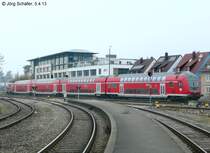 Ein Doppelstock-RE aus Ulm erreicht den Bahnhof Friedrichshafen Stadt. Im Vordergrund das Ende des 350 Meter langen Bahnsteigs des Hafenbahnhofs. (5.4.13)