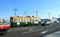 Die ältesten Strassenbahnwagen von Hiroshima - die Wagen, die die Atombombe erlebt haben, Serie 651: Wagen 652 ist heute ebenfalls noch betriebsfähig. Im dichten Verkehr auf der Miyukibashi-Brücke konnte er ganz knapp zwischen zwei Autos erwischt werden. 6.Dezember 2010. 