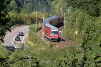Von  unserem  Aussichtspunkt an der Lutwinus Kapelle bei Mettlach hat man einen tollen Ausblick in Richtung Mettlach, Saar abw�rts bietet sich durch den starken Bewuchs nur ein schmaler Korridor ins Saartal.

RE1 Koblenz-Saarbr�cken in der vorletzten scharfen Kurve des Saartals, ab Mettlach kann wieder Geschwindigkeit aufgenommen werden.

KBS 685 - 16.09.2012 - Bahnstrecke 3230 Saarbr�cken - Karthaus