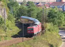 Sp�tsommertag im Tal der Saar. Von  unserem  Aussichtspunkt an der Lutwinus Kapelle bei Mettlach hat man einen tollen Ausblick in Richtung Mettlach aber Saar abw�rts bietet sich durch den starken Bewuchs nur ein schmaler Korridor ins Saartal.

RE1 Koblenz-Saarbr�cken mit 143 837 in der vorletzten scharfen Kurve des Saartals, ab Mettlach kann wieder Geschwindigkeit aufgenommen werden.

KBS 685 - 16.09.2012 - Bahnstrecke 3230 Saarbr�cken - Karthaus