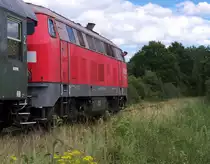 Darf es auch mal eine andere Perspektive sein?

Das Ostertal im S�dosten des Saarlandes gelegen ist gepr�gt von Wiesen und Feldern. Nur kleinere Waldgebiete unterbrechen den Hauptwesenszug der Landschaft.

V 160 Dieselpower war am 25 August 2012 zum Jubil�um auf der Ostertalbahntal angesagt. 75 Jahre Ostertalbahn.

225 811-9 (218 011-5) brachte ihren Zug aus Ottweiler/Saar, hier bei F�rth im Ostertal, nach Schwarzerden.

Die Ostertalbahn wurde 1937-1938 fertig gestellt und 1988 wurde der Personenverkehr eingestellt.

Im G�terverkehr wurde noch das Wehrtechnikwerk der Firma Diehl in Schwarzerden bedient, dort werden Panzer instand gesetzt. Der Anschlu� besteht noch.

1998 sollte die Strecke still gelegt werden aber der Landkreis St.Wendel �bernahm die Strecke und es gibt nun regelm��ig Museumsbetrieb durch den Arbeitskreis Ostertalbahn.
