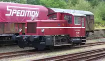 Auch die Kleinen d�rfen mal in die erste Reihe - K�f III der Ostertalbahn wartet im Bahnhof Schwarzerden auf neue Aufgaben.
Am Abend wird sie den letzten Zug von Ottweiler zur�ck nach Schwarzerden bringen. Ansonsten hat sie an den Jubil�umstagen nicht viel zu tun, denn ihre gro�en Schwestern vom Typ V 160 und V 100 �bernehmen die Sonderz�ge.

Orenstein & Koppel baute die Kleinlok im Jahre 1963.
K�f 11 098, sp�ter 332 098-3, war im Bw Gremberg stationiert.
1998 und 1999 verbrachte sie noch im Bw Saarbr�cken. Im Juli 1999 wurde ausgemustert.

Der Landkreis St. Wendel erwarb die K�f im Jahr 2002 und �bergab sie dem Arbeitskreis Ostertalbahn.

Bahnhof Schwarzerden (Ostertalbahn/Westrichbahn) am 25.08.2012
Bahnstrecken 3204 Ottweiler - Schwarzerden und 3201 T�rkism�hle - Kusel
