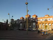 Das Bahnhofsgeb�ude und der Vorplatz am 07.02.2013 in Jerez de la Frontera.