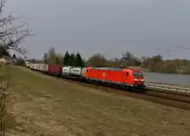 185 048 mit einem Containerzug am 24.03.2013 bei Pleinting.