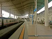 Die Bahnhofshalle von Ipoh mit dem Zug 11 nach Kuala Lumpur am 14.01.2013.