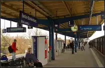 F�r Verwirrung bei den Fahrg�sten sorge in Berlin Bornholmer Stra�e die Durchsage das die S-Bahn-Linie S9 �ber Pankow hinaus bis Blankenburg verl�ngert wird. Grund war eine Unterbrechung des Zugverkehrs der Linie S8 in Blankenburg. Eine Momentaufnahme mit der eingefahrenen S9 in Berlin-Blankenburg am 08.04.2013
