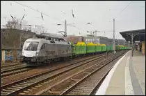 SETG ES 64 U2-102 mit leeren Holztransportwagen am 09.04.2013 in Berlin-K�penick