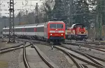 Richtungswechsel in Singen mit dem IC Stuttgart-Z�rich. Der Zug schl�ngelt sich an der neuen Gravita der HZL vorbei. M�rz 2013. 