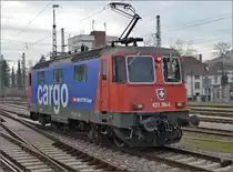 Richtungswechsel in Singen mit dem IC Stuttgart-Z�rich. Direkt dem eingefahrenen IC kommt 421 398-4 der SBB Cargo um ihre Ladung von ca. 20 Tonnen Reisenden in Singen abzuholen. M�rz 2013. 