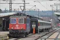 Richtungswechsel in Singen mit dem IC Stuttgart-Z�rich. 421 398-4 koppelt gleich an ihren IC nach Z�rich an. M�rz 2013. 