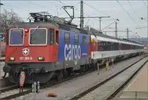 Richtungswechsel in Singen mit dem IC Stuttgart-Z�rich. Fast scheint das Verbotsschild der Lok im Weg zu stehen. 421 394-8 legt los in Richtung Schweiz. Des Fahrgasts Leid ist des Fotografen Freud. Vor nicht allzulanger Zeit fuhren hier ICE. Die 5-Wagen 415 mussten um zwei W�gen verst�rkt werden. Heute ist das nicht mehr n�tig, seit dem Einsatz der alten ICs ist das Fahrgastaufkommen stark gesunken. Jetzt sind nur noch kurze Z�ge n�tig. M�rz 2013. 

Anm.: Der Fotograf stand im �ffentlichen Bahnsteigbereich und die Variante ohne Schild und Bewegung w�re das langweiligere Bild gewesen...