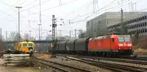 185 052-8 DB kommt aus Richtung K�ln,Aachen-Hbf mit einem Kurzen Coilzug aus Linz- Voestalpine(A) nach Genk-Goederen(B) und f�hrt in Aachen-West ein bei Wolken am 6.4.2013.