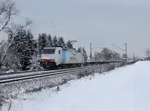 Die 185 635 mit einem Containerzug am 19.01.2013 unterwegs bei Langenisarhofen.