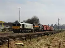 Die 247 050 mit einem G�terzug am 22.03.2013 bei der Durchfahrt in T��ling.