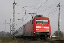 101 027 am 28.10.12 mit einem EC in H�rth-Fischenich.