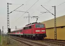 Als Schieber ist die 111 158-2 auf dem Bild mit eine RE4-Verst�rker nach Aachen bei Herrather Linde zu sehen am Mittwoch den 10.4.2013