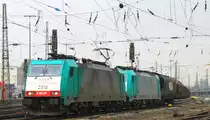 Zwei Cobra 2818 und 2834 fahren mit einem langen gemischetn G�terzug aus Aantwerpen-Noord(B) nach K�ln-Gremberg bei der Abfahrt aus Aachen-West und fahren in Richtung Aachen-Hbf,K�ln bei Wolken am 6.4.2013.