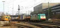 Die Cobra 2823 kommt aus Richtung Montzen/Belgien mit einem langen Containerzug aus  Antwerpen-Oorderen(B) nach Gallarate(I) und f�hrt in Aachen-West ein bei Sonne und Wolken am 6.4.2013.