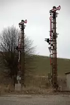 Typische Formsignale, etwas �ltere Bauart, auf  einen neuen Anstrich harrend , im bahnhof Miltitz - Roitzschen 01.04.2013 17:39 Uhr