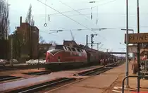 220 078-0 am 23.04.1976 im Bahnhof Peine