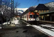 440.239 nach Barcelona im franz�sisch-spanischen Grenzbahnhof La Tour de Carol im Februar 1996. In diesem Bahnhof trifft die spanischen Breitspur (1676 mm) auf die normalspurige Strecke der SNCF von Toulouse (links im Bild) und die meterspurige Ligne de Cerdagne von Villefranche - Vernet-les-Bains (rechts erkennbar).