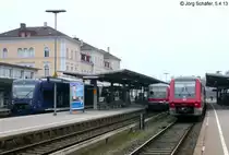 Blick nach Westen auf Friedrichshafen Stadt mit 611 047, 928 555 und BOB-VT 69 am 5.4.13.
