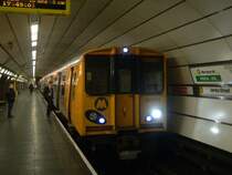 Die Merseyrail ist ein S-Bahn-�hnliches System in Liverpool. Im Innenstadtbereich fahren die Z�ge, die mit 750 Volt �ber eine Stromschiene versorgt werden, unterirdisch. Technisch interessant ist, dass das System erst in den 70er Jahren entstand. Gleichstromsysteme d�rften eigentlich damals schon als veraltet gegolten haben. Das abgebildete Fahrzeug der Class 507 wurde Ende der 70er Jahre gebaut und 2004/2005 modernisiert. Aug. 2006, James Street, Liverpool
