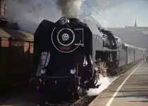 475.101 verl��t mit einem Sonderzug nach Breclav den Bahnhof Brno/Br�nn. Anl��lich der 150-Jahr-Feiern zum Bestehen von Eisenbahnen auf dem Gebiet der CSSR fanden im Sommer 1989 zahlreiche Sonderfahrten im Raum Brno/Br�nn statt.