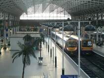 Blick ins Hauptgeb�ude von Manchester Piccadilly. An diesem Bahnhof enden viele Buslinien. Er ist an das Stra�enbahnsystem Manchesters angeschlossen. An einigen Tagen kann man die Bahnsteige nur mit einer g�ltigen Fahrkarte betreten. August 2006
