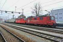 Re 436 112-7 und 436 111-9 mit einem Containerzug beim Zwischenhalt in Thun, 06.04.2013.